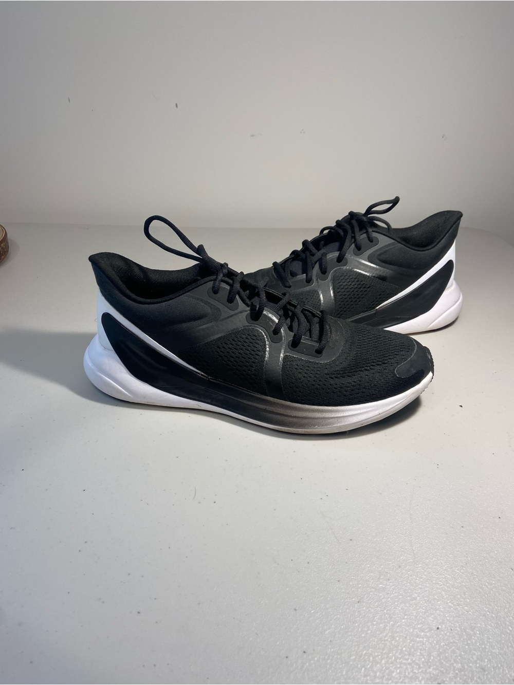 Lululemon Blissfeel Black and White Athletic Women’s Running Shoes SZ 9